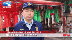 <b>向前来祭扫的群众发放消防平安宣传</b>