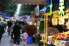 <b>於青海省西寧市城東區的下南關街熱鬧不凡</b>